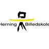 Staffeli i sort og gult tilføjet navnet Herning Billedskole