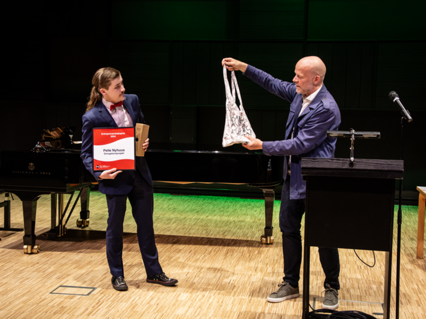 Pelle Nyhuus modtager pris af Thomas Sandberg