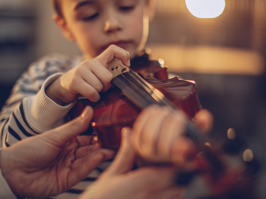 Dreng lærer at spille violin