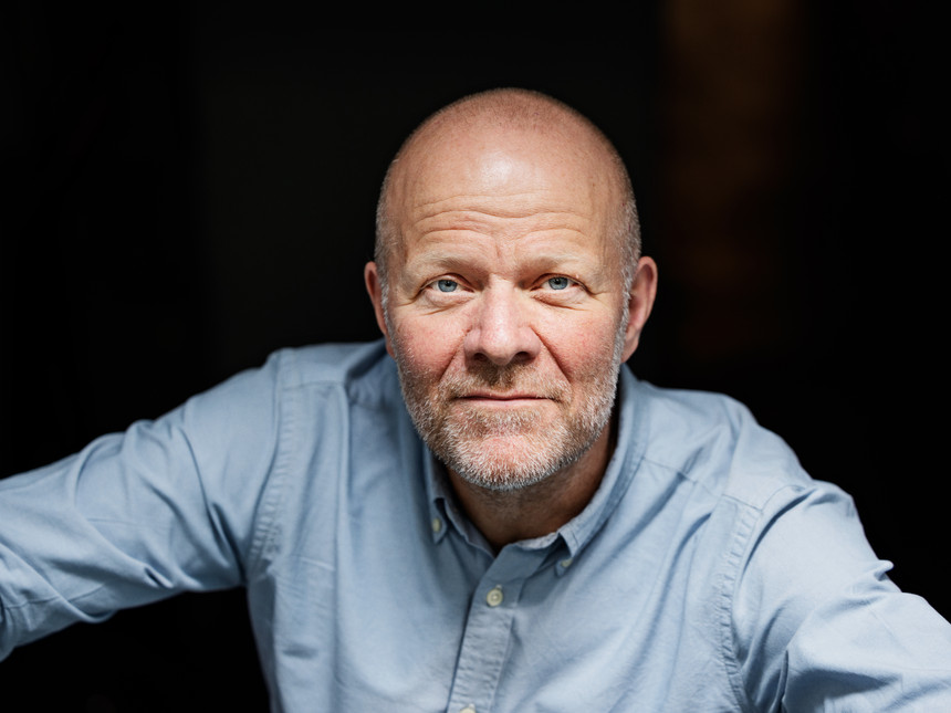 Thomas Sandberg kigger ind i kameraet