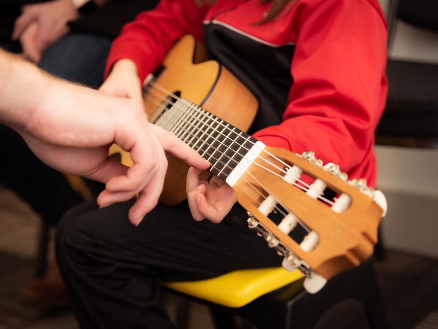 Barn får guitarundervisning 