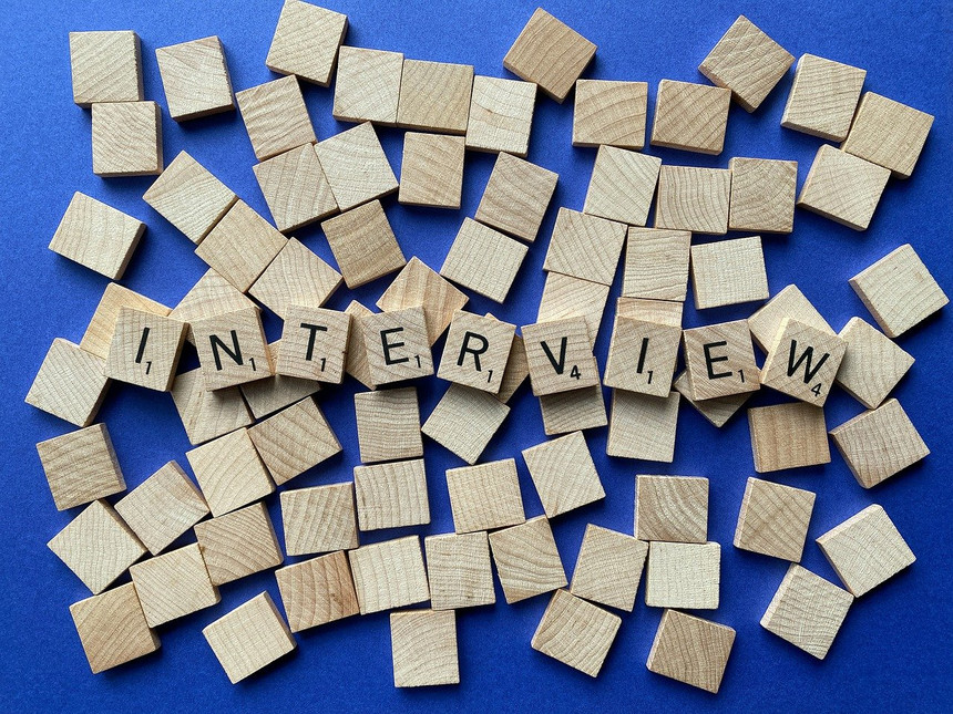 Klodser, hvor der står interview på 