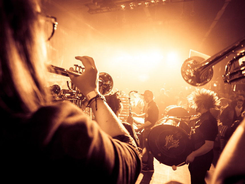 Musikere spiller koncert